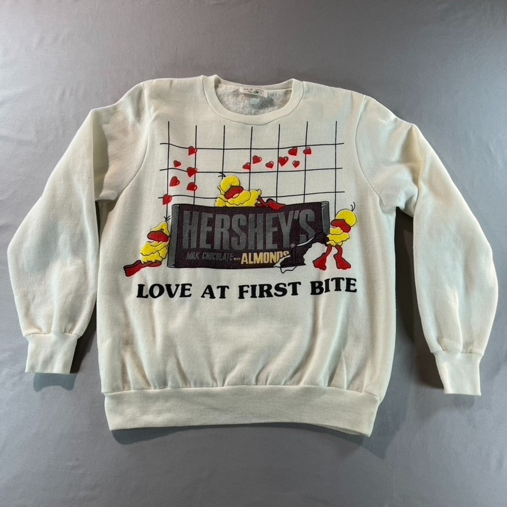 Vintage‎ Hershey's Chocolate Sweatshirt Love at First Bite B.J. Frog 90s USA